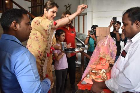 Isha Koppikar welcome Ganpati Bappa home 