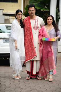 Rohit Roy spotted with his family at Shilpa Shetty's house for Ganpati Darshan