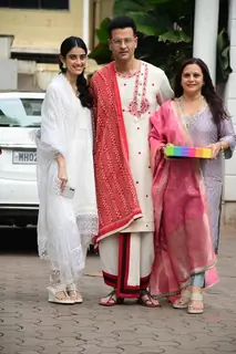 Rohit Roy spotted with his family at Shilpa Shetty's house for Ganpati Darshan
