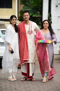 Rohit Roy spotted with his family at Shilpa Shetty's house for Ganpati Darshan