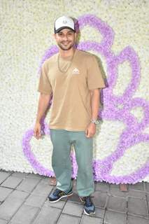 Kunal Khemu spotted Arpita Khan's house for Ganpati Darshan