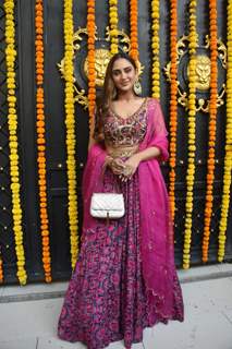 Kritika Kamra spotted at Ekta Kapoor’s residence for Ganpati darshan 