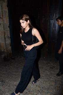 Khushi Kapoor spotted at Anil kapoor's residency in Juhu