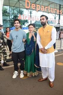 Ranbir Kapoor, Alia Bhatt and Ayan Mukerji spotted at the Mumbai airport