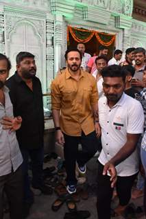 Rohit Shetty spotted at Ganpati Pandal to seek blessings in Bandra