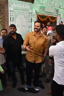 Rohit Shetty spotted at Ganpati Pandal to seek blessings in Bandra