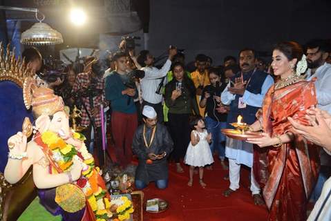 Urmila Matondkar attend Mahaarti of Parel Cha Raja 