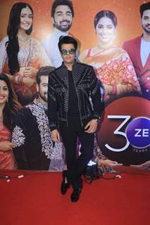 Maniesh Paul clicked at the Zee Rishtey Awards 2022