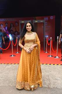 Kamya Panjabi was glowing in a golden lehenga at the Zee Rishtey Awards