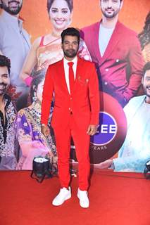Shabir Ahluwalia grabbed eyeballs in red blazer and trousers at the Zee Rishtey Awards