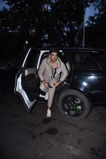 Karan Kundrra spotted at the airport as he travelling to Goa