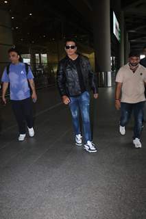 Sonu spotted at the Mumbai airport 
