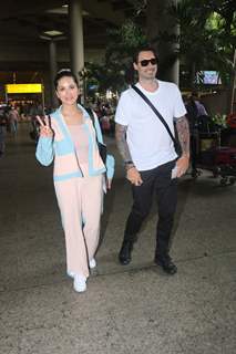 Sunny Leone spotted with husband Daniel Weber at the Mumbai airport