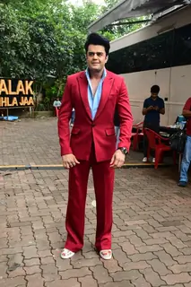 Maniesh Paul snapped on the set of Jhalak Dikhhla Jaa 10 