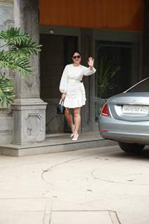 Kareena Kapoor spotted in Bandra