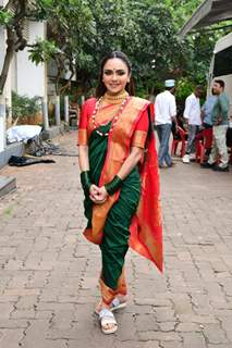 Marathi Mulgi Amruta Khanvilkar snapped on the set of Jhalak Dikhhla Jaa 10 in a kashta saree