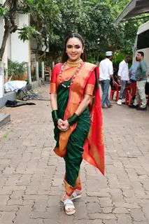 Marathi Mulgi Amruta Khanvilkar snapped on the set of Jhalak Dikhhla Jaa 10 in a kashta saree