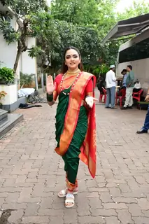 Amruta Khanvilkar snapped on the set of  Jhalak Dikhhla Jaa 10 