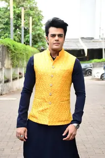 Maniesh Paul snapped on the set of  Jhalak Dikhhla Jaa 10 