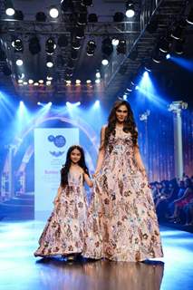 Isha Koppikar grace the ramp walk of the Bombay Times Fashion Week 2022