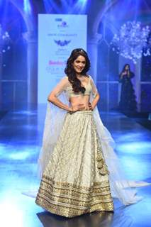 Vidya Malvade walk the ramp at the Bombay Times Fashion Week 2022