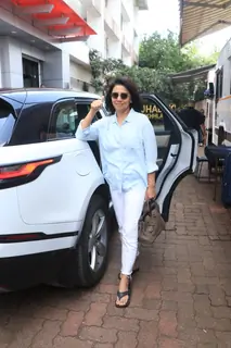 Neetu Kapoor snapped on the set of  Jhalak Dikhhla Jaa 10