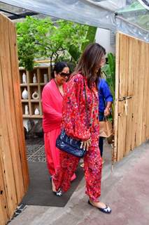 Shilpa Shetty snapped with er mother Sunanda Shetty on a lunch date 