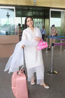 Sara Ali Khan clicked at the airport in an all white ethnic look