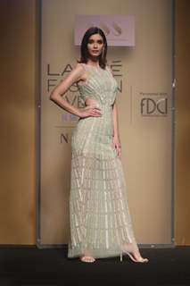 Diana Penty looked gorgeous in  in a sequinned gold-toned ensemble at the Lakme Fashion Week