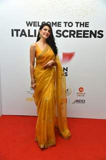 Jacqueline Fernandes is  a beauty to behold in this yellow saree