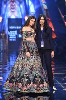 Tara Sutaria ramp walk as showstoppers on Day 4 of the Lakme Fashion Week 2022