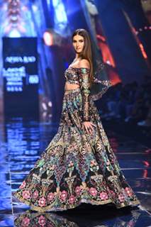 Tara Sutaria ramp walk as showstoppers on Day 4 of the Lakme Fashion Week 2022