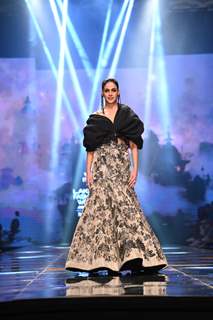 Genelia D’Souza ramp walk as showstoppers on Day 4 of the Lakme Fashion Week 2022