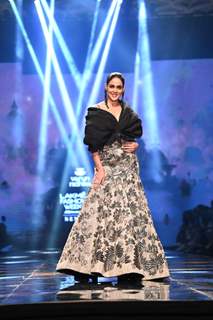 Genelia Deshmukh looked stunning in a gorgeous black poncho and a mermaid-style grey skirt at the Lakme Fashion Week