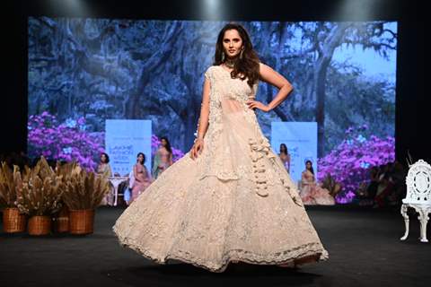 Sania Mirza ramp walk as showstoppers on Day 4 of the Lakme Fashion Week 2022