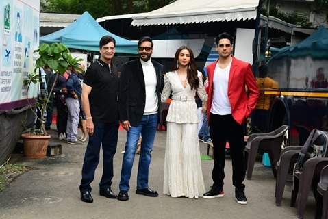 Ajay devgn, Sidharth Malhotra, Rakul Preet Singh spotted promoting their upcoming film Thank God on the set Kapil Sharma Show 