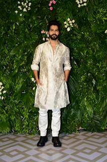 Varun Dhawan arrived at Kriti Sanon's Diwali bash in an ivory kurta and white pants