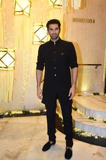Aditya Roy Kapur opted for an all black desi look at Manish Malhotra's Diwali Party