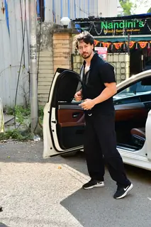Tiger Shroff snapped in santacruz 