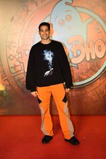 Siddhant Chaturvedi looked handsome in a black sweatshirt and orange trousers