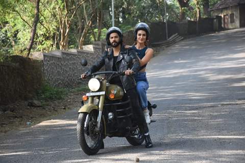 Varun Dhawan and Kriti Sanon snapped their film Bhediya on the set of Indian Idol