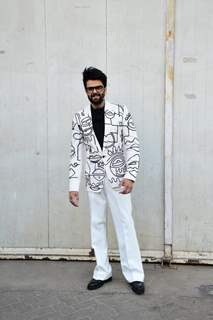 Maniesh Paul kept his look funky in this printed white blazer on the sets of Jhalak Dikhhla Jaa 10