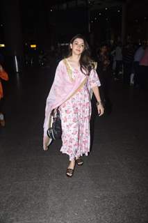 Hansika Motwani snapped at the airport 