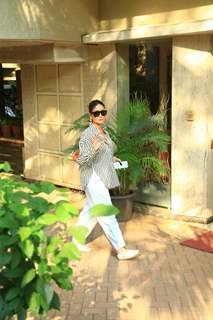 Kareena Kapoor spotted at Randhir Kapoor's house in Bandra