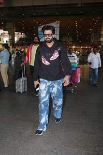 Maniesh Paul spotted at the Mumbai airport