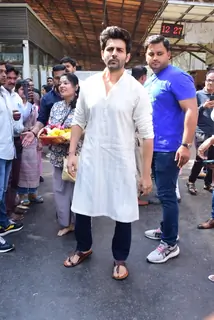 Kartik Aaryan spotted at Siddhivinayak Ganpati Temple to seeking blessing on his birthday