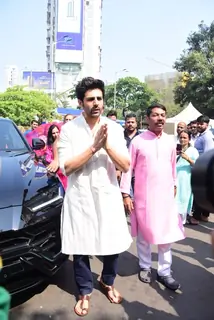 Kartik Aaryan spotted at Siddhivinayak Ganpati Temple to seeking blessing on his birthday
