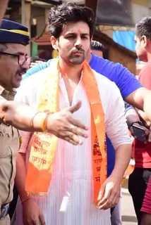 Kartik Aaryan spotted at Siddhivinayak Ganpati Temple to seeking blessing on his birthday