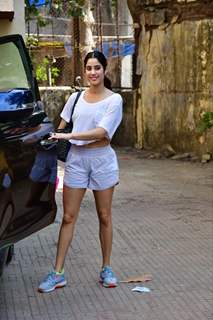 Janhvi Kapoor spotted in Santacruz 