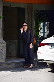 Kareena Kapoor spotted at Randhir Kapoor house 